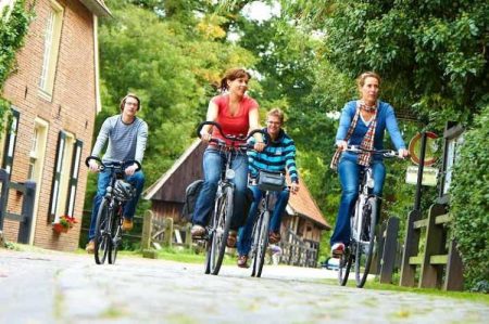 Heerlijk fietsen langs de Vecht in de Herrlichkeit Lage, net over de Nederlandse grens