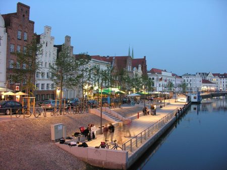 Genieten van de mooie avondsfeer in de hanzestad lübeck