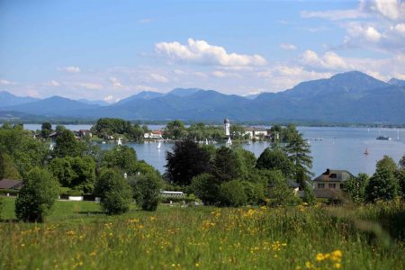 Uitzicht op de Fraueninsel in de regio Chiemsee-Alpenland in Beieren