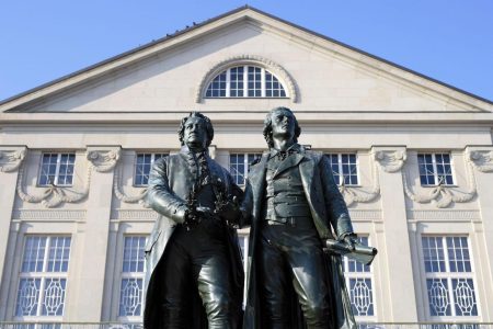 Het standbeeld van Goethe en Schiller in Weimar