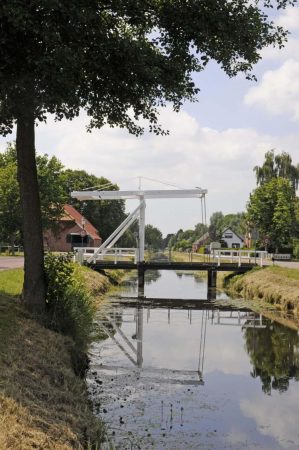 Talrijke bruggen op de Veenroute in Ostfriesland